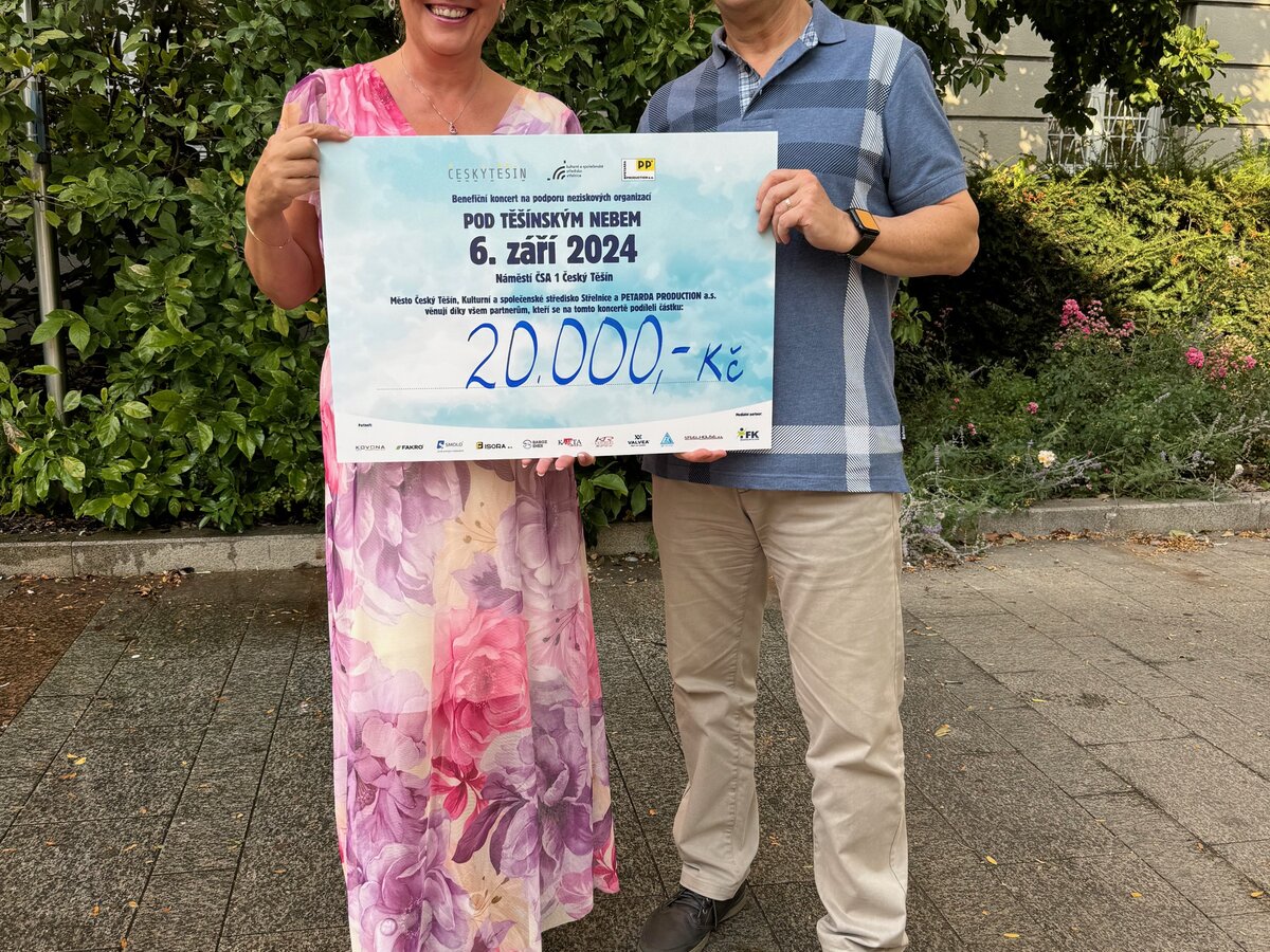 Paní ředitelka přebírá šek na 20 000 pro TABITU