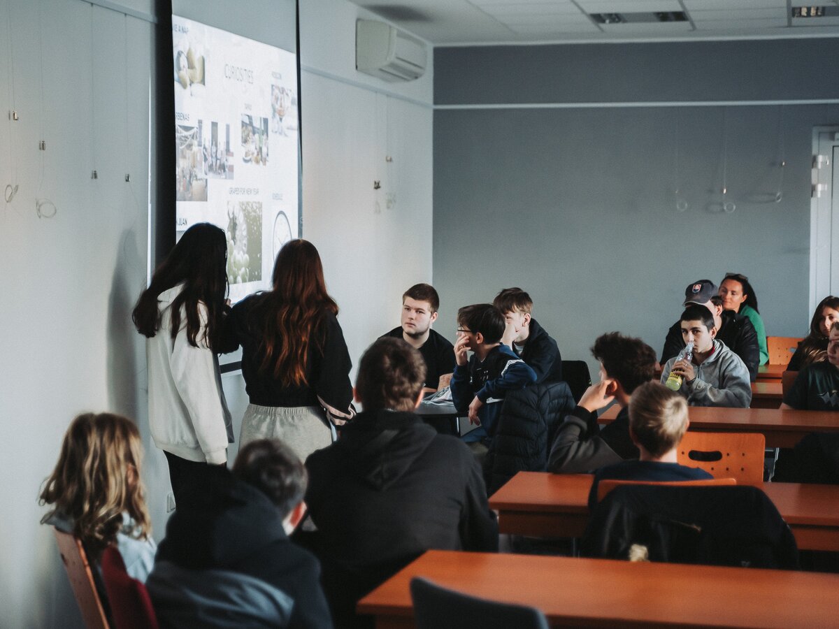 přednáška mezinárodních dobrovolníků na základní škole