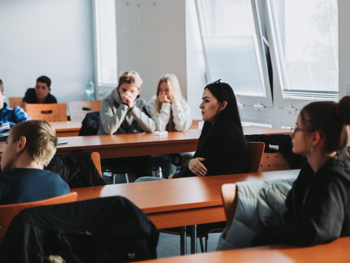 přednáška mezinárodních dobrovolníků na základní škole