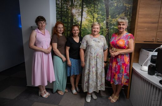Vedoucí sekce Halina Klusová s vedením organizace při svém rozloučení Vedoucí sekce Halina Klusová s vedením organizace při svém rozloučení
